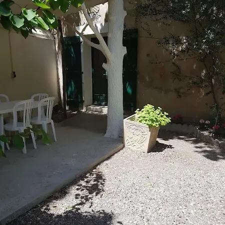 - Maison Domaine Viticole, 6 Km De La