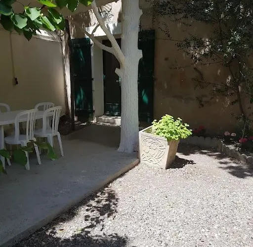- Maison Domaine Viticole, 6 Km De La